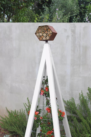 Bee Bungalow + Akoris Garden Tuteur Jr.