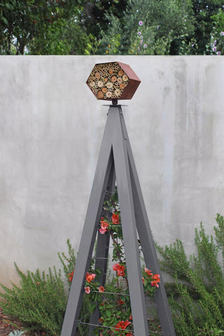 Bee Bungalow + Akoris Garden Tuteur Jr.