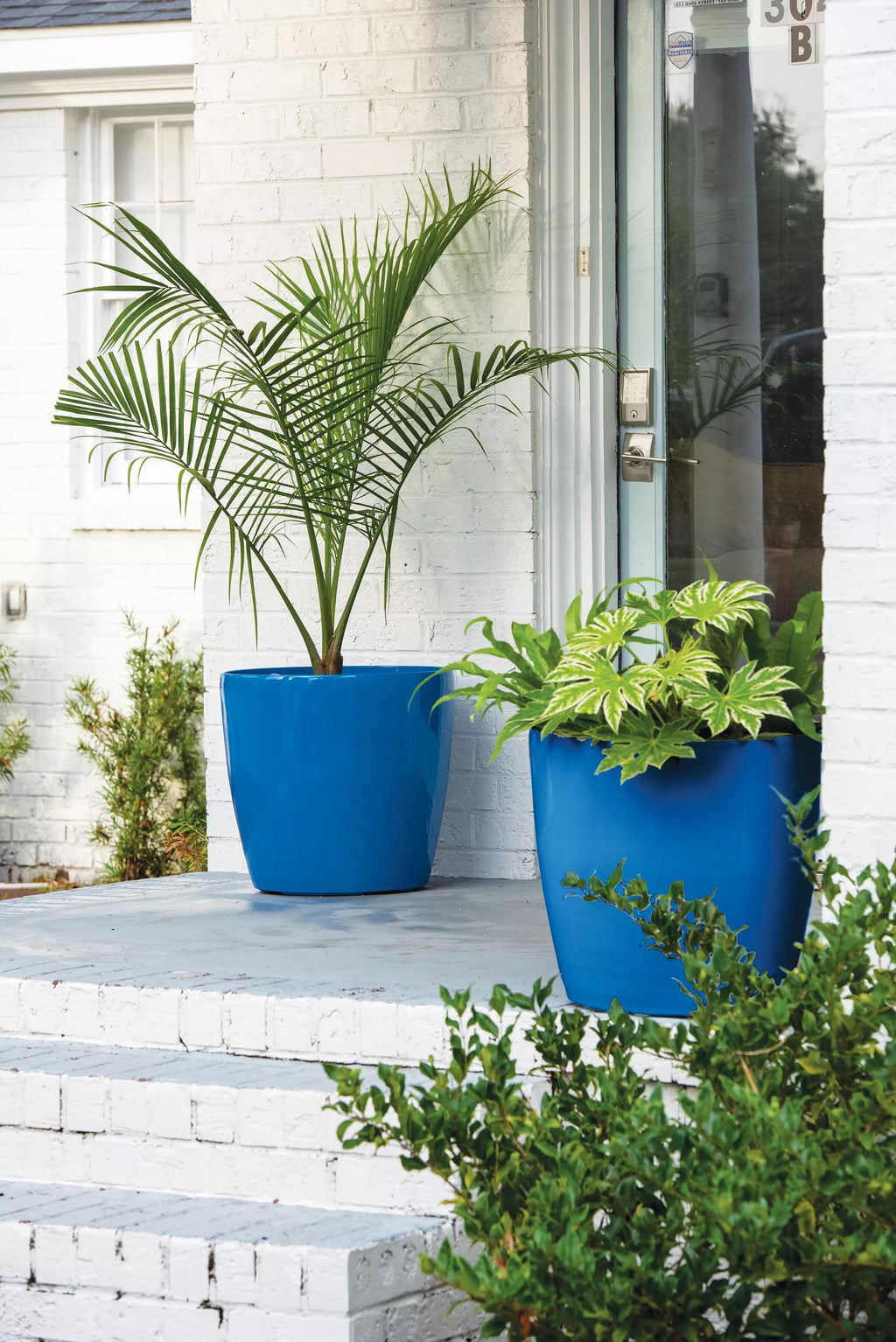 Viva round self-watering rolling planter in white