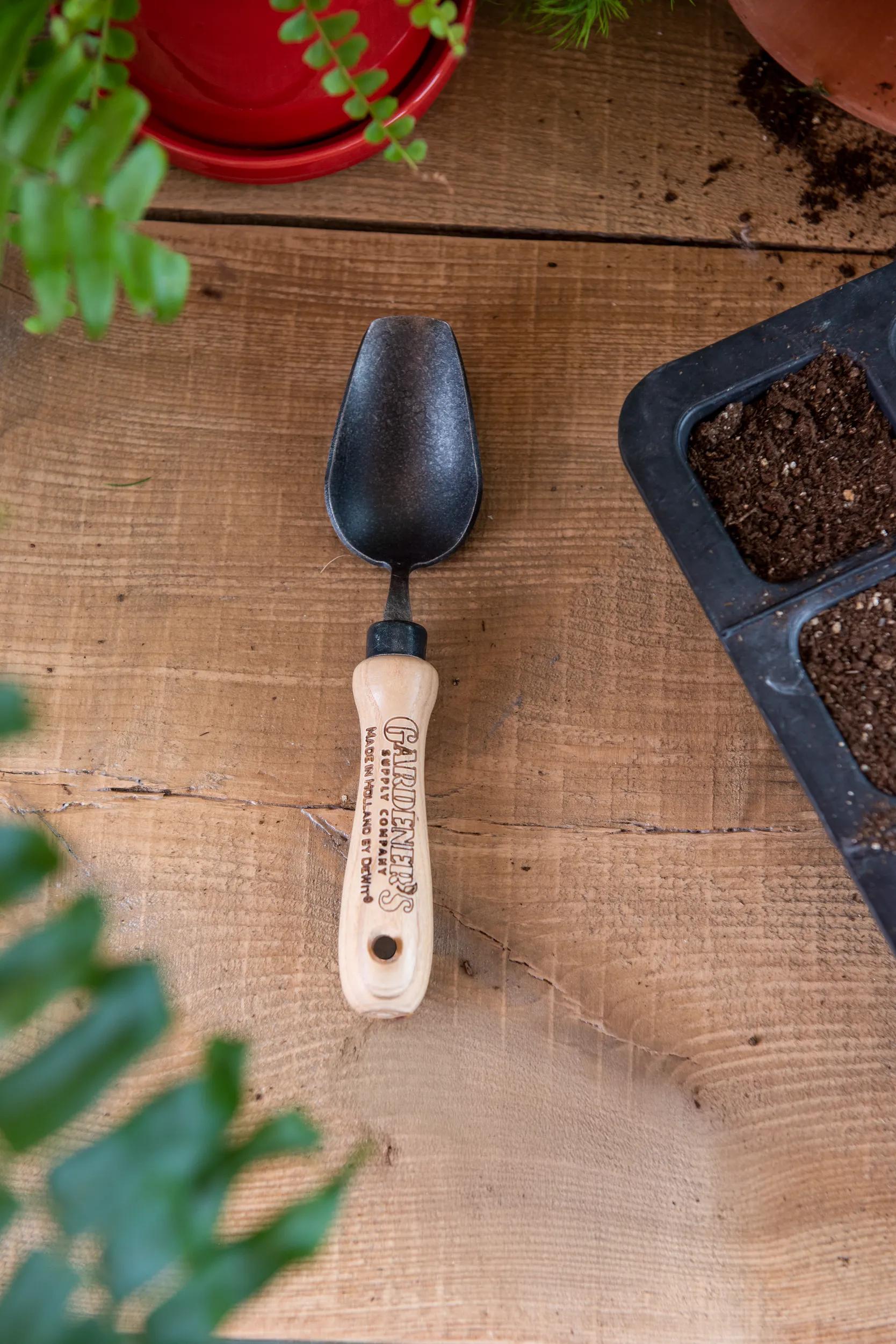 plant potting tools Gardener's Lifetime Scoopy