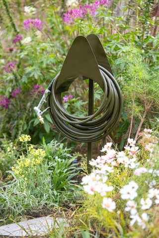 || https://assets.gardeners.com/transform/c8ecb182-9e2e-4cb9-8fb5-e2c61d0d8dd3/8614557_0016_signature-hose-butler