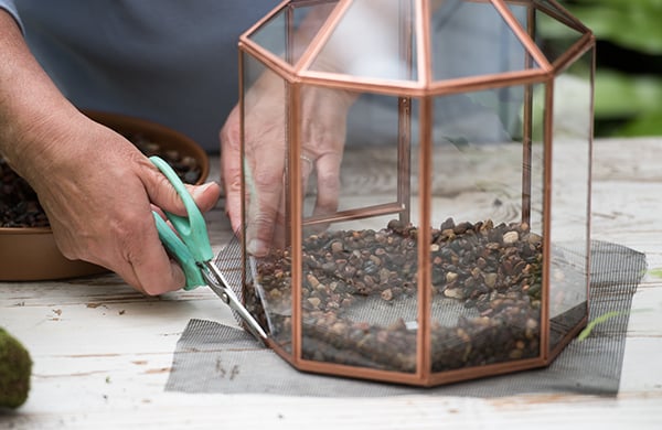 Cutting a screen to keep gravel free of soil