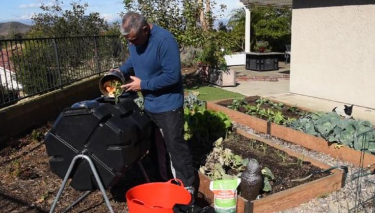 Gardeners Supply Company Deluxe Pyramid Composter II | Easy To Use Outdoor  Compost Piles Bin With Rain Collecting Lid & Side Vents for Good Aeration 