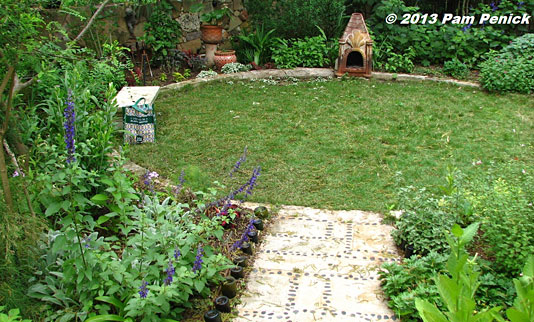 Round out the garden with a circular lawn