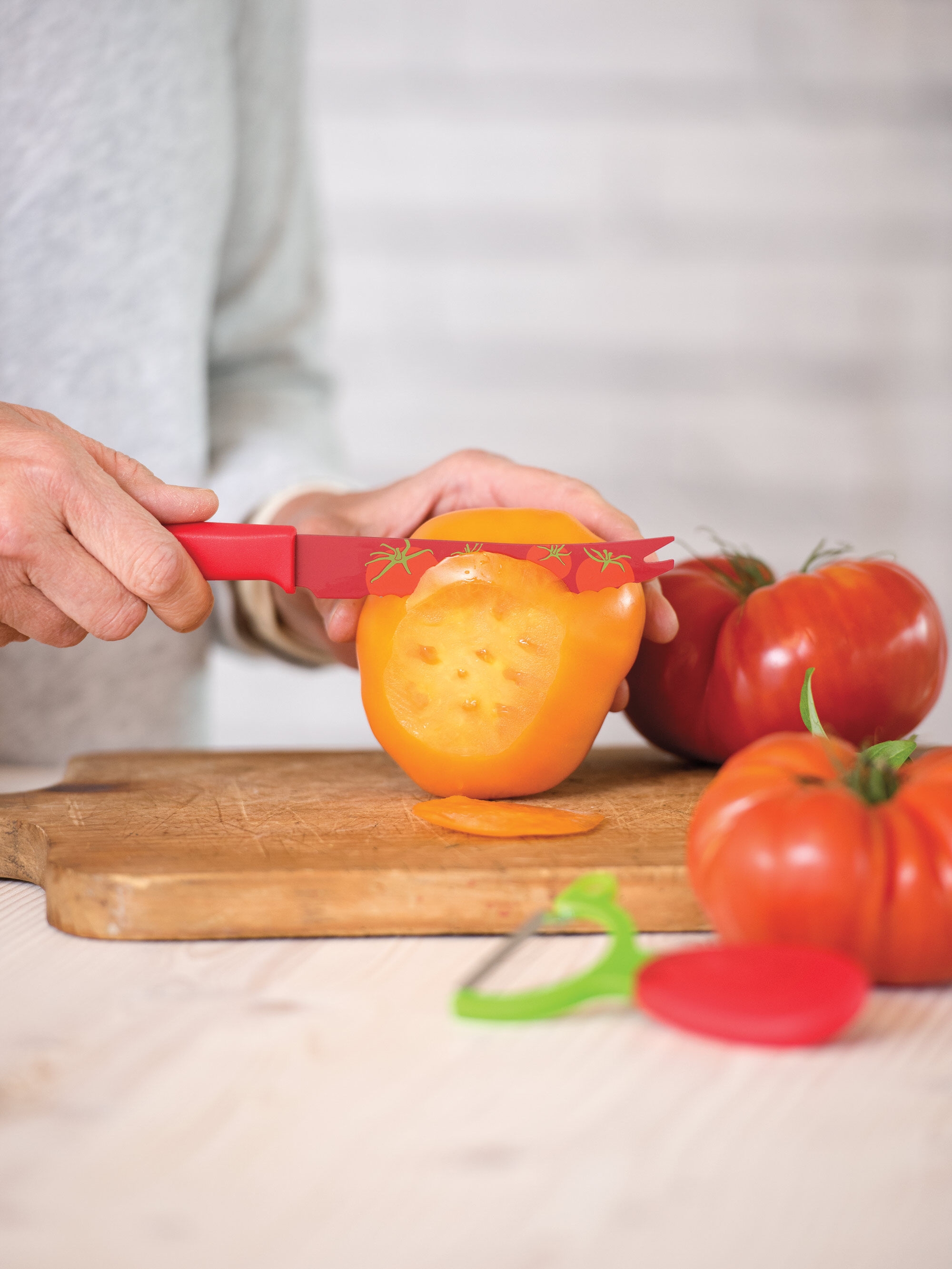 https://www.gardeners.com/globalassets/product-media-catalog/8597/900-999/8597957/8597957_2717_total-tomato-knife-and-peeler-set.jpg