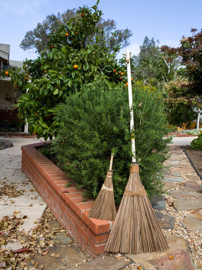 5 Best Outdoor Brooms - Sweep Your Garden, Decks, Sidewalks With Ease