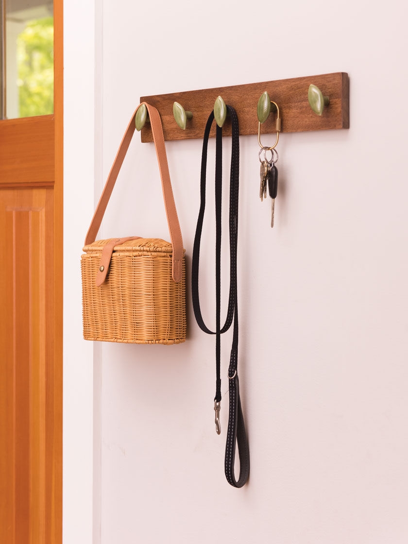 https://www.gardeners.com/globalassets/product-media-catalog/8599/100-199/8599128/8599128_13951_ceramic-leaf-decorative-wall-hooks.jpg