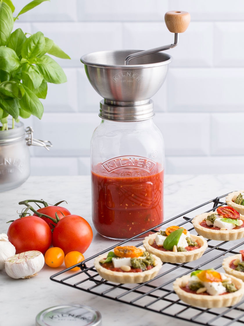 https://www.gardeners.com/globalassets/product-media-catalog/8599/200-299/8599288/8599288_08v_kilner-sauce-press-jar-set.jpg