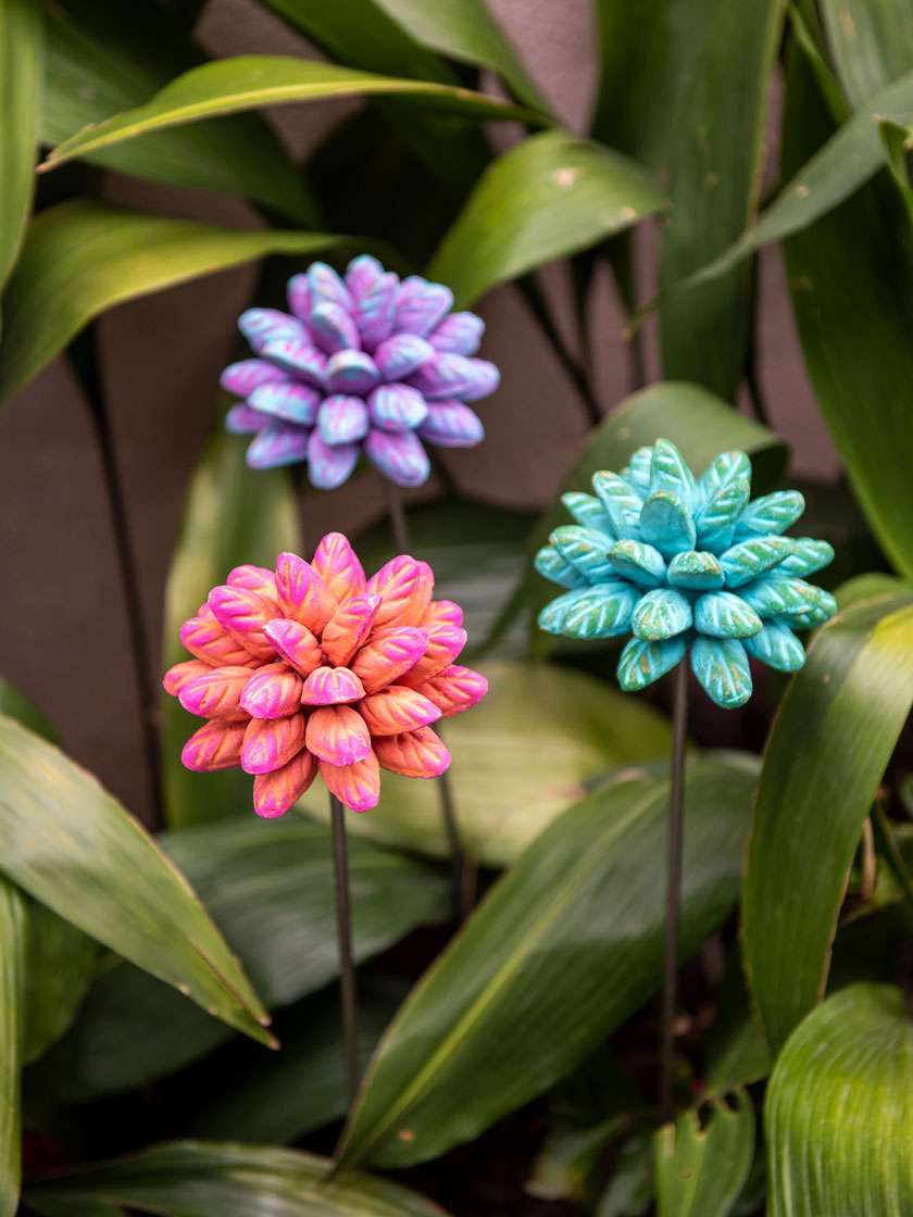 Dahlia Flower Garden Stakes Set